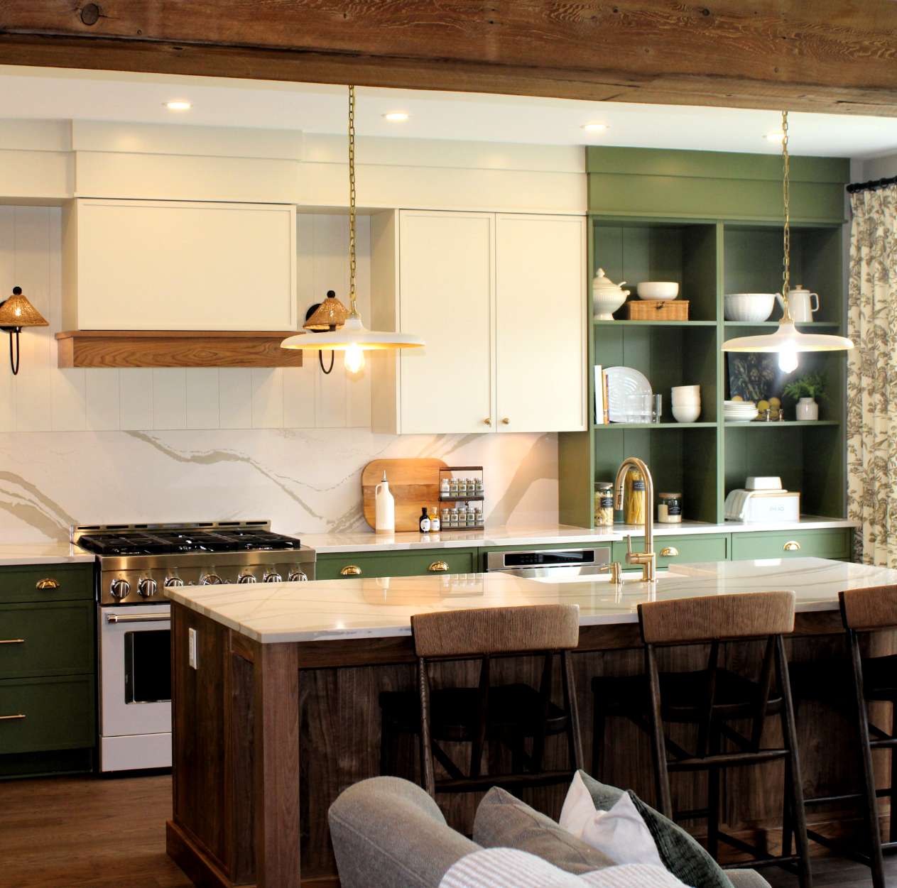 Elegant kitchen island and cabinets crafted by an Ottawa kitchen cabinet manufacture firm.